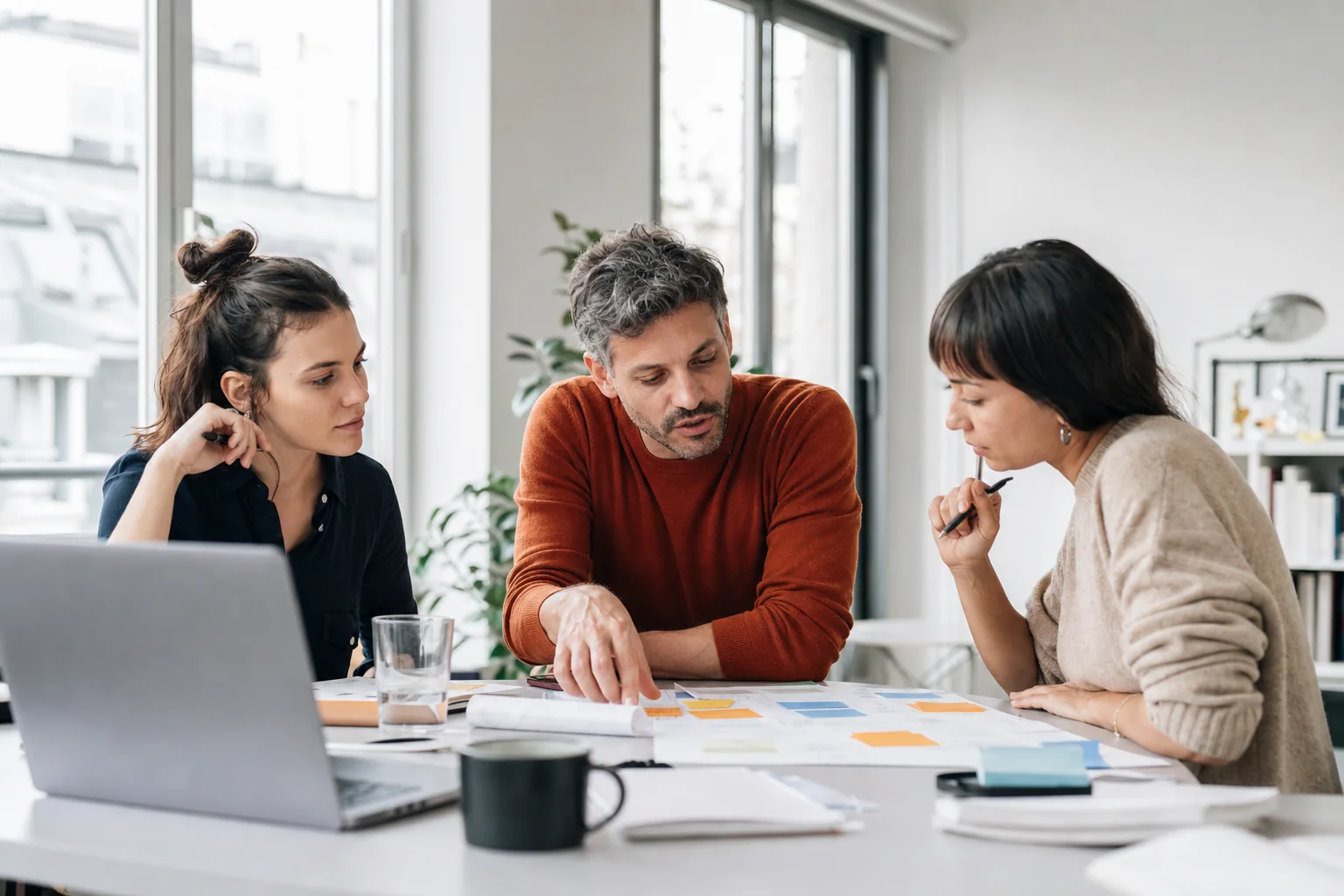 Atelier éditorial dans une agence